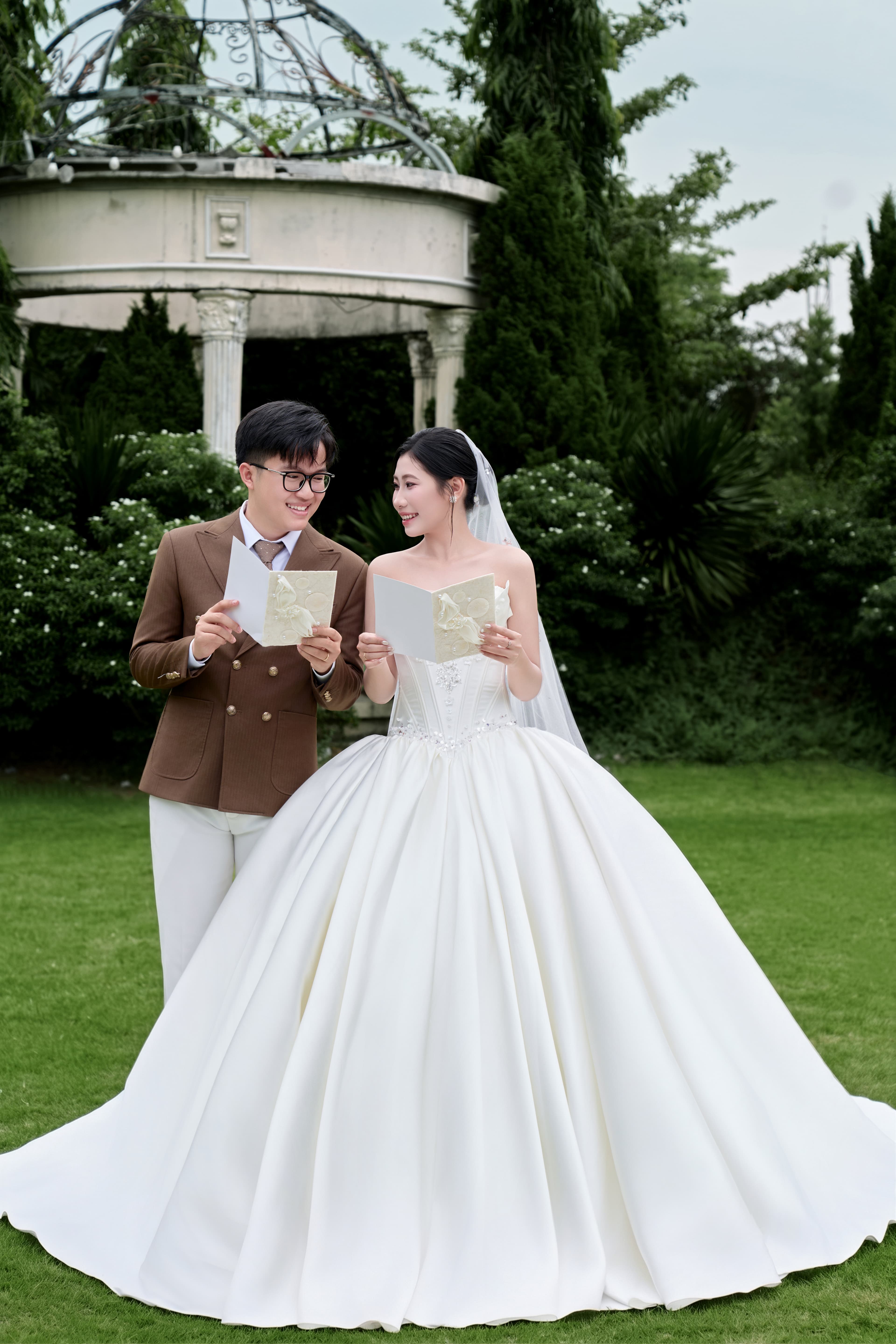 Thế Dương & Ngọc Huyền rạng ngời hạnh phúc cùng nâng niu cuốn sổ lời thề hẹn ước