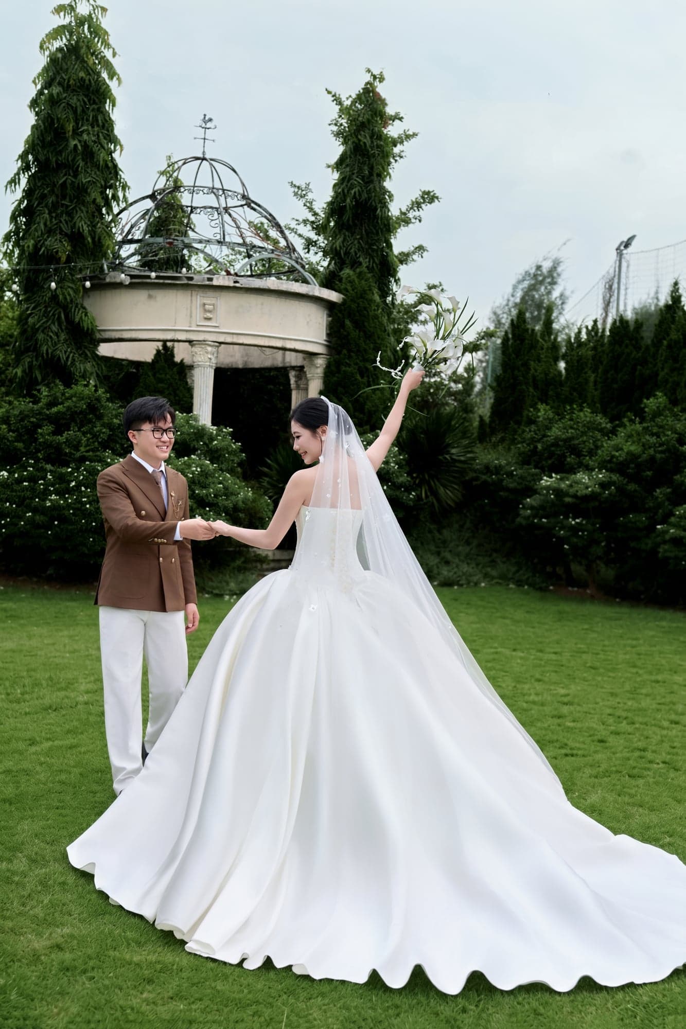 Cô dâu Ngọc Huyền rạng ngời trong tà váy cưới xòe bồng ngoại cảnh