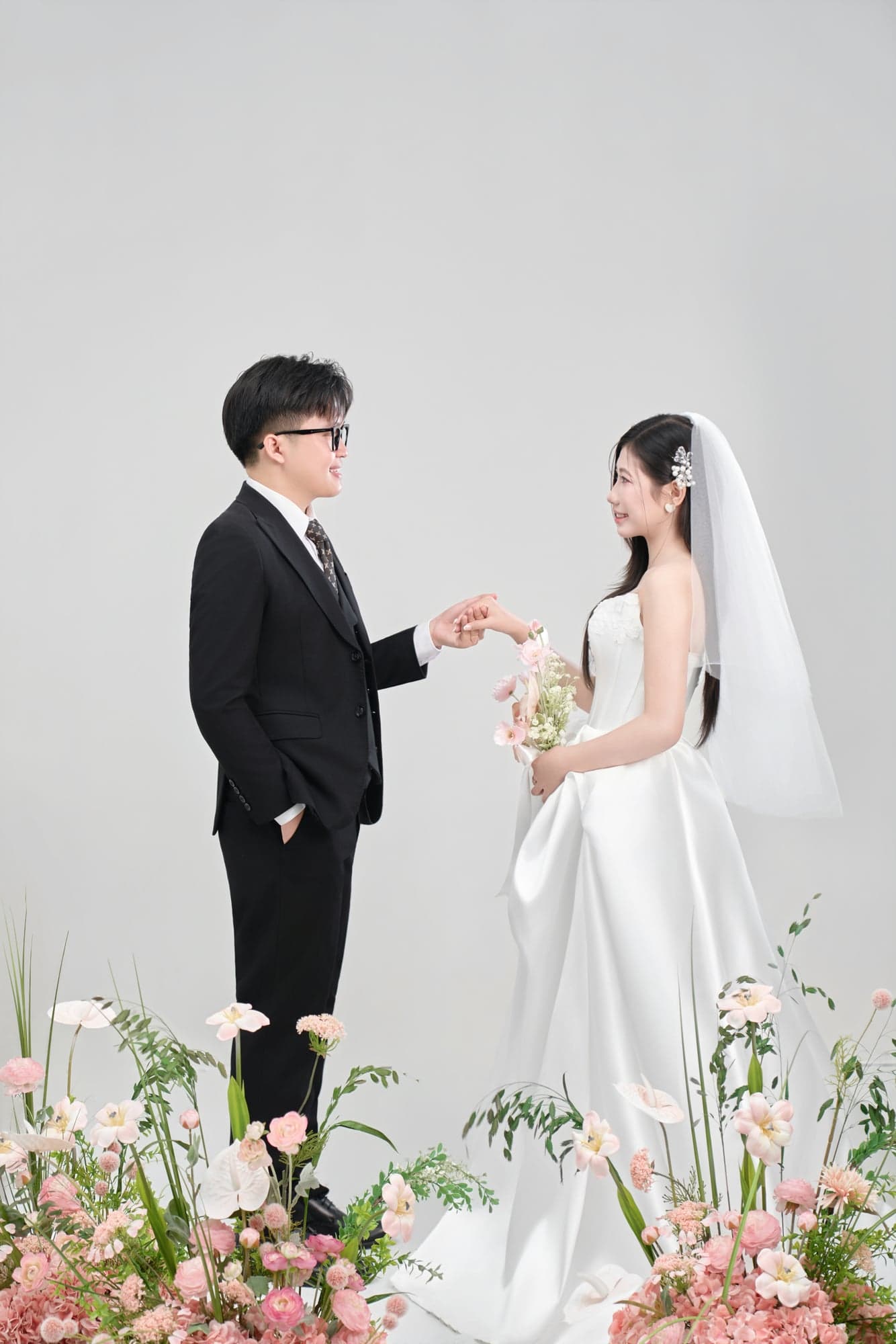 Thế Dương & Ngọc Huyền nắm tay trao ánh mắt đắm say giữa không gian hoa tươi lãng mạn