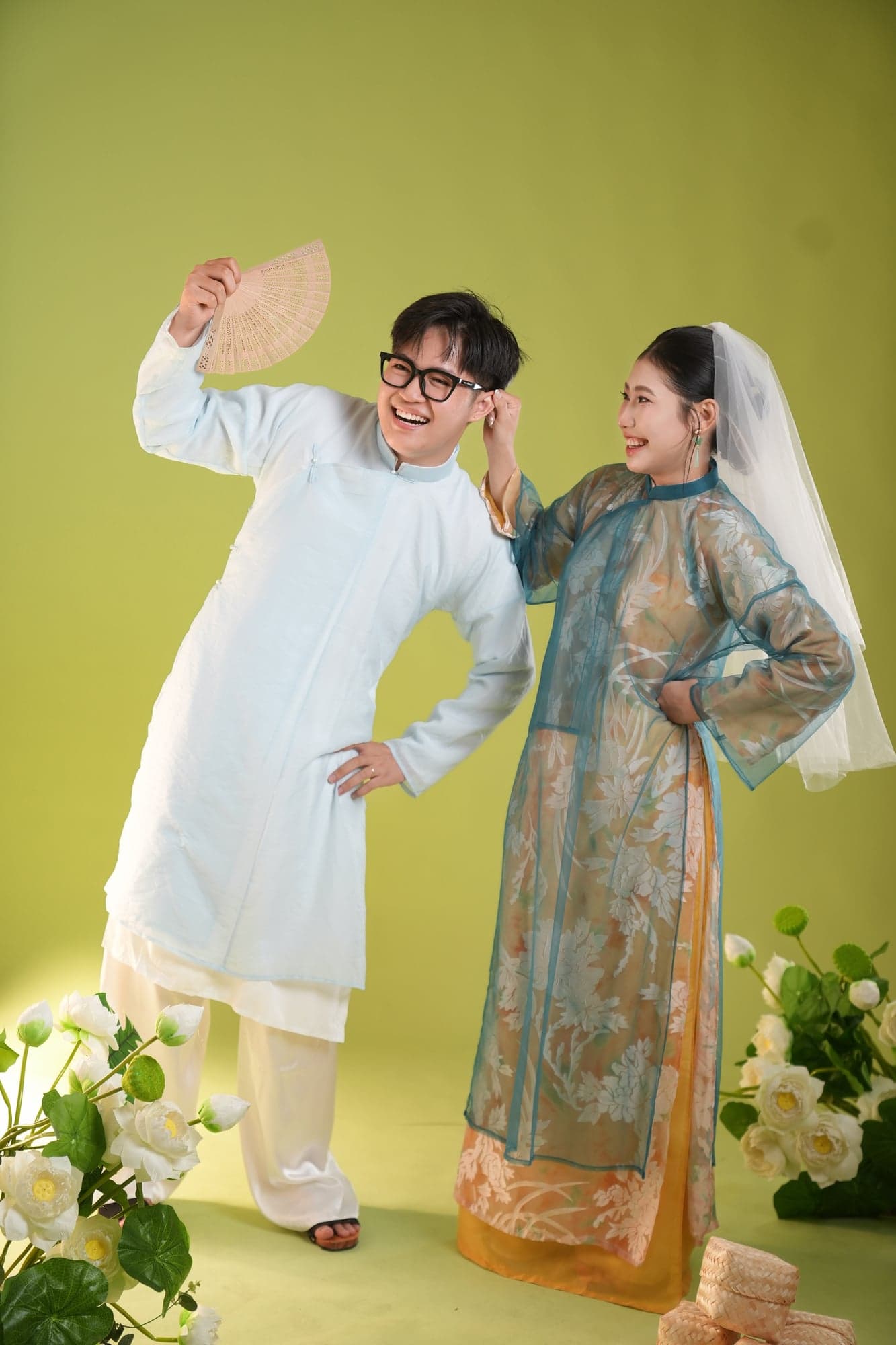 Khoảnh khắc hóm hỉnh tinh nghịch đầy yêu thương của Thế Dương & Ngọc Huyền trong tà áo dài cưới